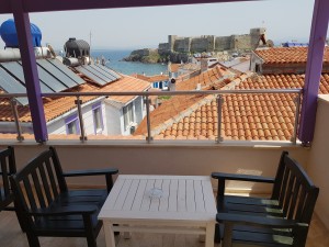 Bozcaada Ergin Pansiyon teras - deniz ve kale manzaralı