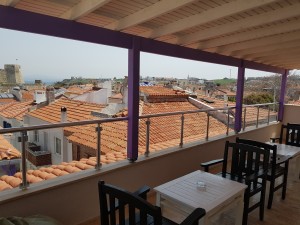 Bozcaada Ergin Pansiyon teras - deniz ve kale manzaralı