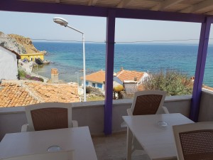 Bozcaada Ergin Pansiyon teras - deniz ve kale manzaralı