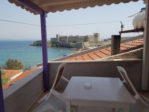 Bozcaada Ergin Pansiyon teras - deniz ve kale manzaralı